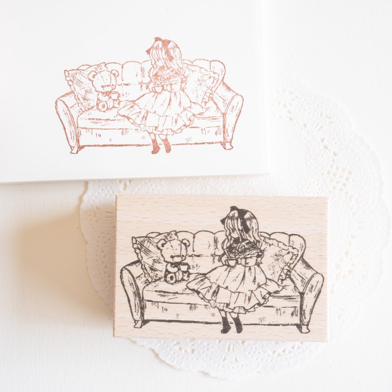 印章 – 沙发上放松的女孩和泰迪熊 - 印章/印台 - 橡胶 咖啡色