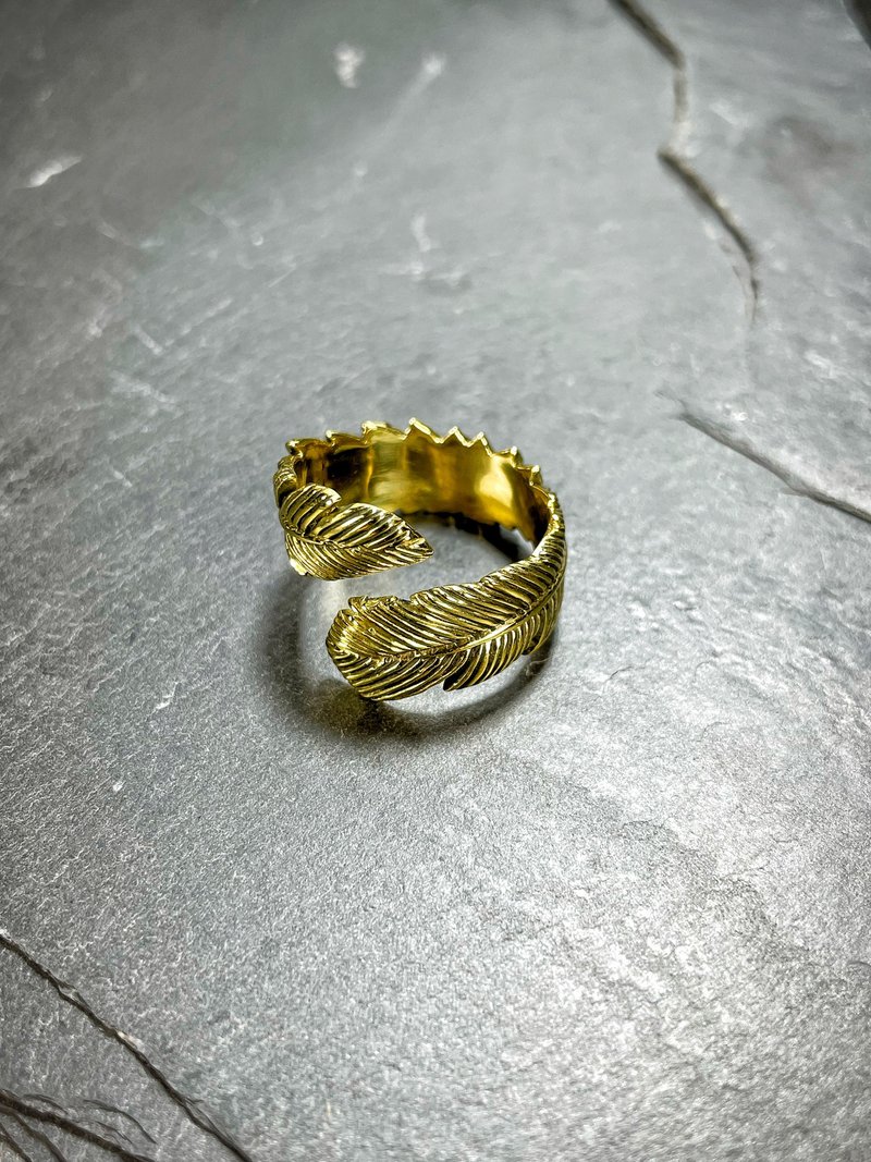 Feather Ring in Brass. - 戒指 - 其他金属 