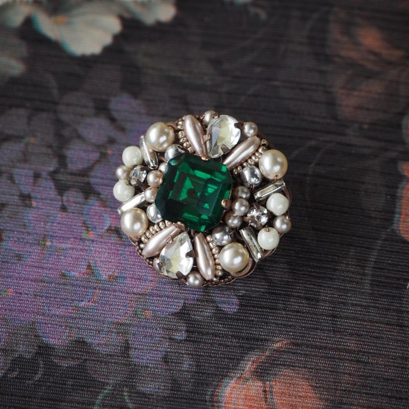 祖母绿水钻胸针。小型手工饰品 - 胸针 - 其他金属 绿色