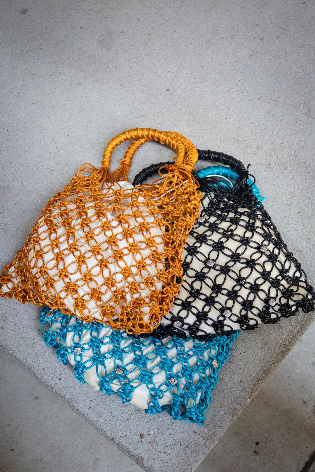 编织手挽袋 HandWoven Bag - 侧背包/斜挎包 - 其他材质 多色