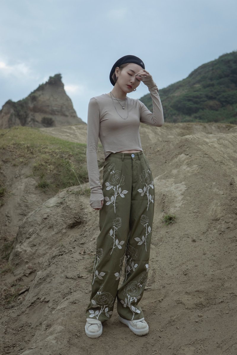 EMBROIDERED ROSE TROUSERS OLIVE - 女装长裤 - 聚酯纤维 