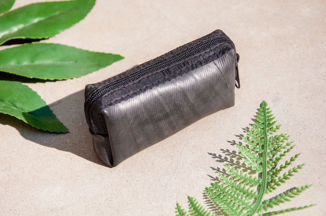 回收设计轮胎橡胶拼接棉麻零钱包 悠游卡套 耳机包 手拿包-自然 - 手拿包 - 环保材料 黑色