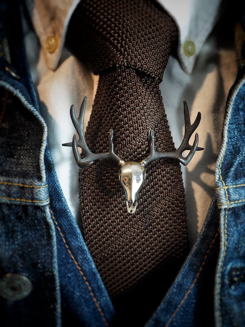 Stag Skull Brooch in White Bronze. - 胸针 - 其他金属 银色
