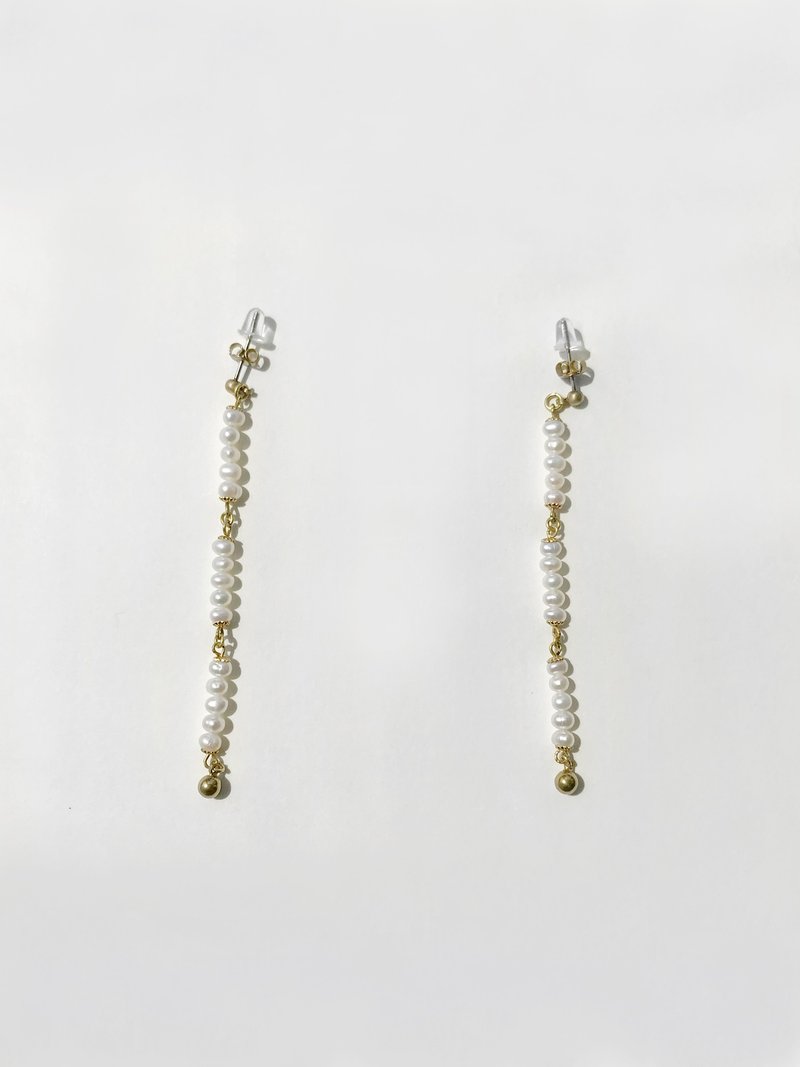 Dainty Pearl Drop Earring 迷你珍珠耳坠 - 耳环/耳夹 - 珍珠 金色