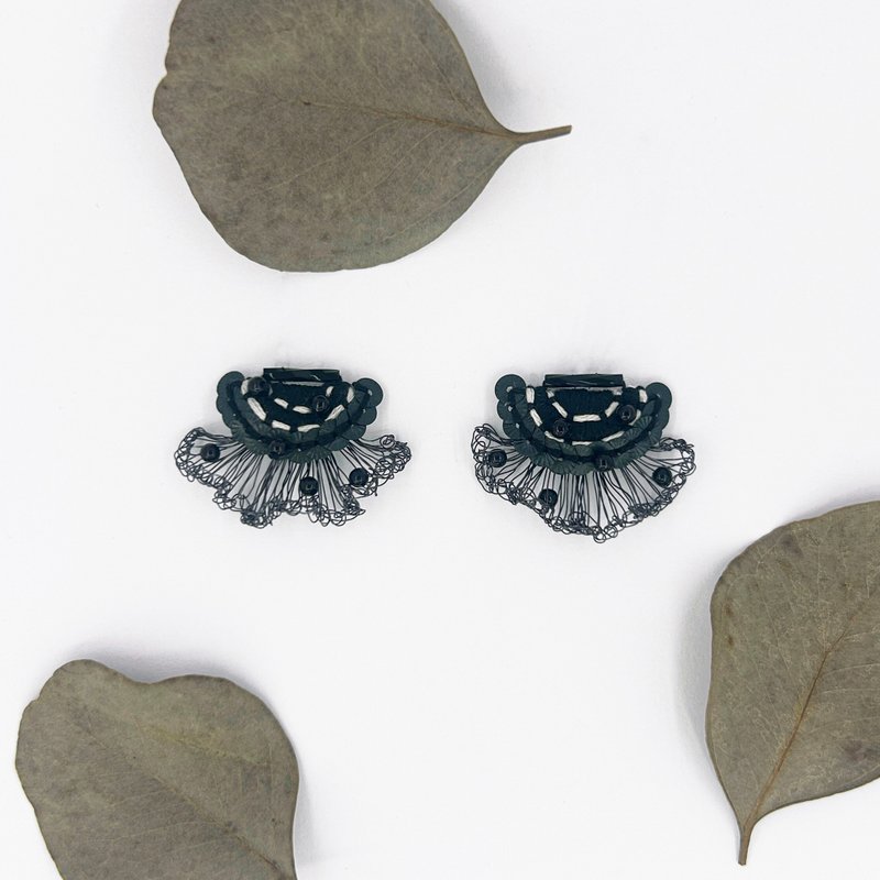 | 茷 | 耳针/耳夹 | #223 | 手刺绣半花耳环 - Meet Hana - 耳环/耳夹 - 绣线 黑色