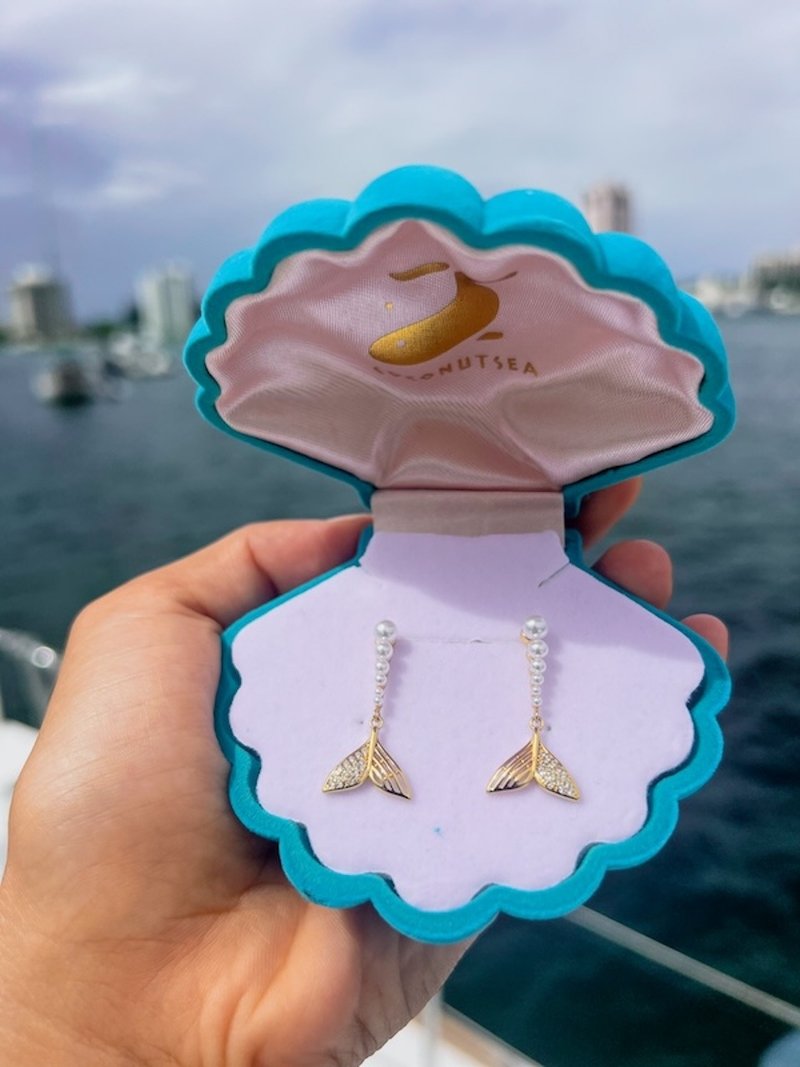 月光下的美人鱼 珍珠耳环 鱼尾耳针 海洋饰品 18K金耳环 轻珠宝 - 耳环/耳夹 - 纯银 金色