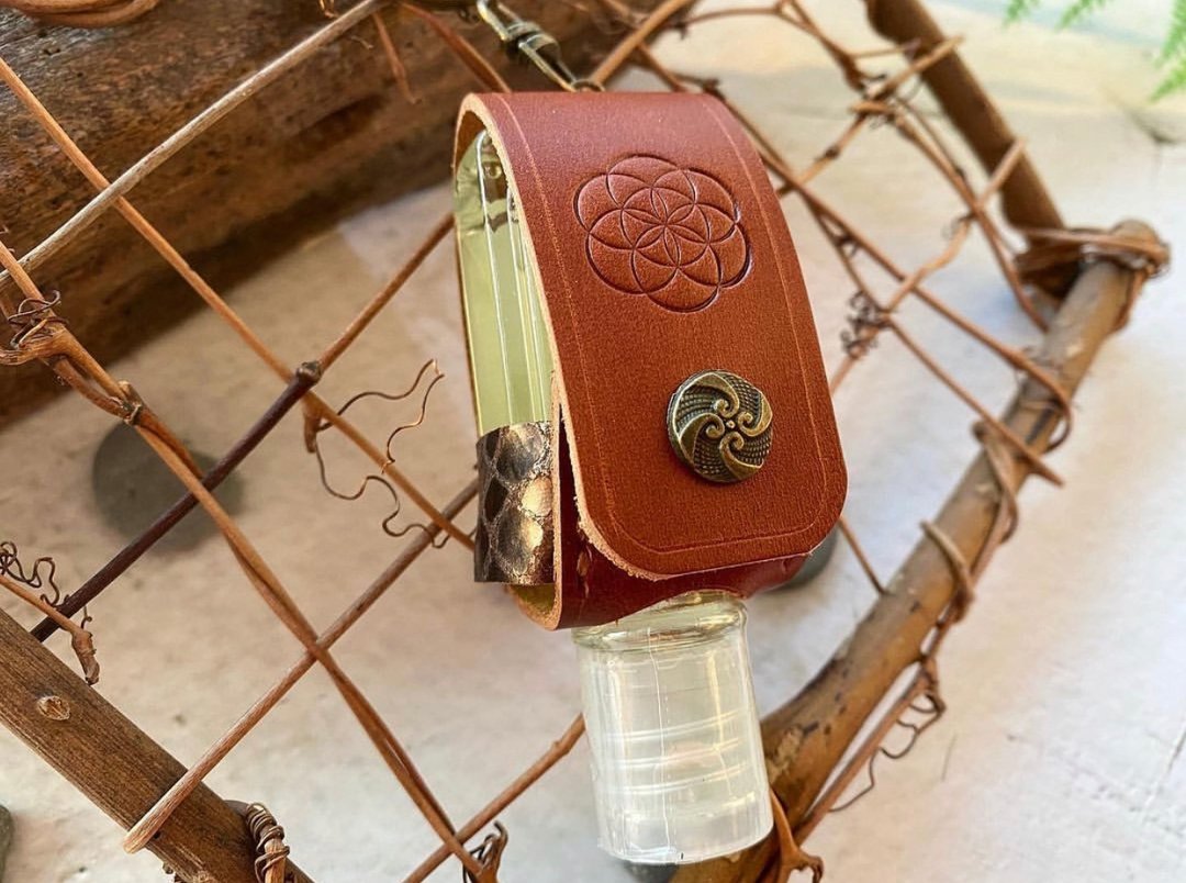 定制化礼物 生命之籽 手缝皮革消毒搓手液套挂饰 新年礼物 - 钥匙链/钥匙包 - 真皮 多色
