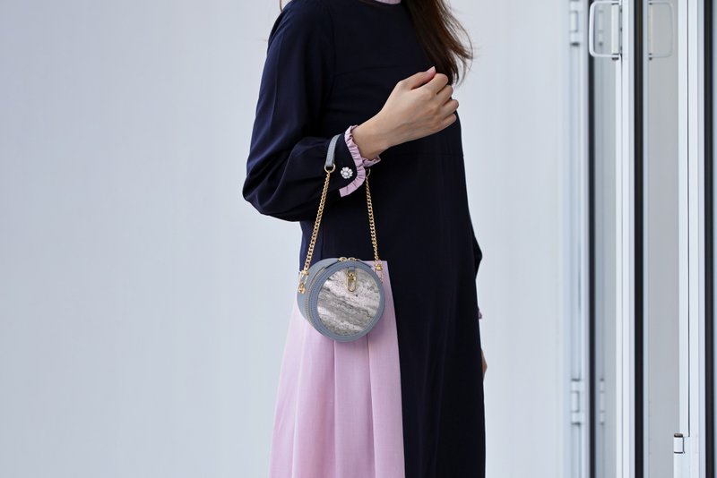 大理石简约设计 小圆包/侧背包/小物包丨生日礼物丨实用礼物 - 侧背包/斜挎包 - 石头 灰色