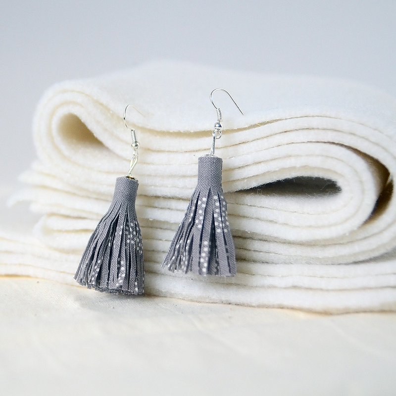 布制耳环。碎布流苏。淡灰点点 (大) - 耳环/耳夹 - 棉．麻 灰色