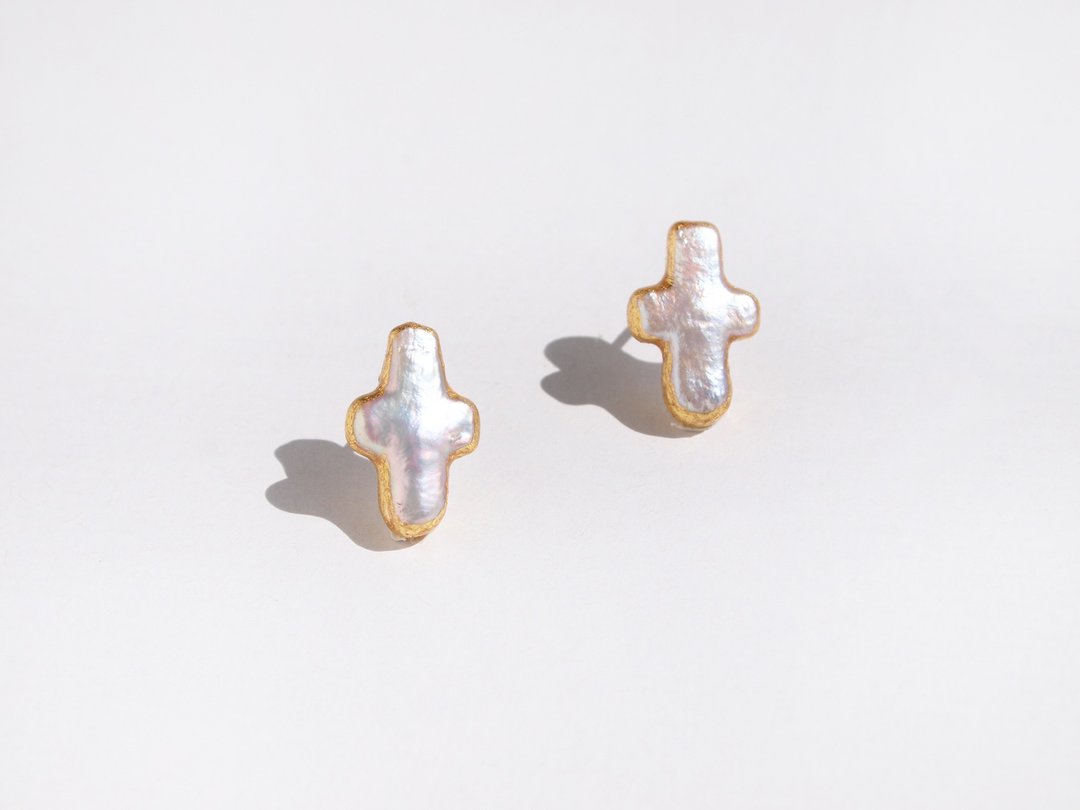 金箔珍珠耳针式耳环/耳夹 Small White Cross 淡水珍珠・金箔・耳针式耳环 - 耳环/耳夹 - 宝石 白色