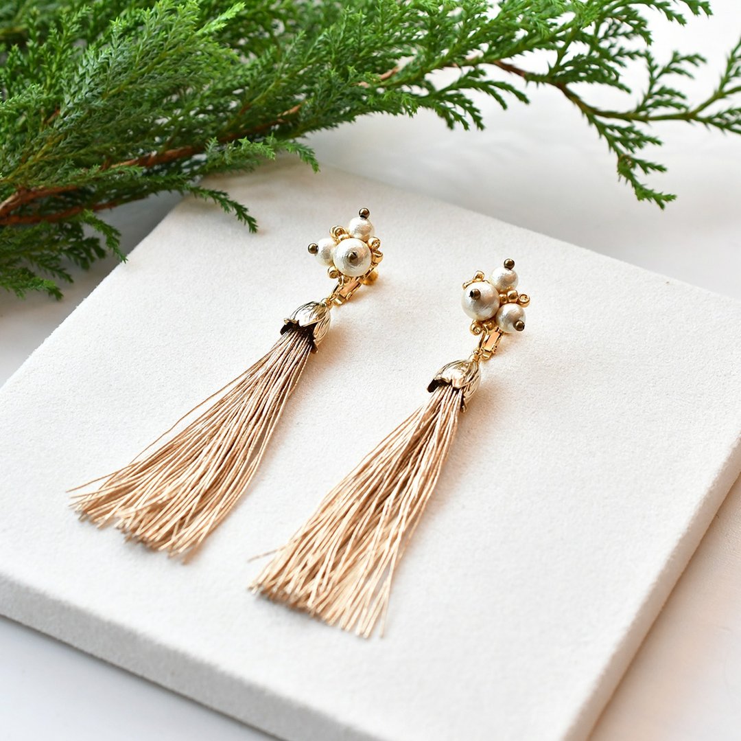 Cotton pearl tassel pierced earrings/Gold - 耳环/耳夹 - 其他材质 金色