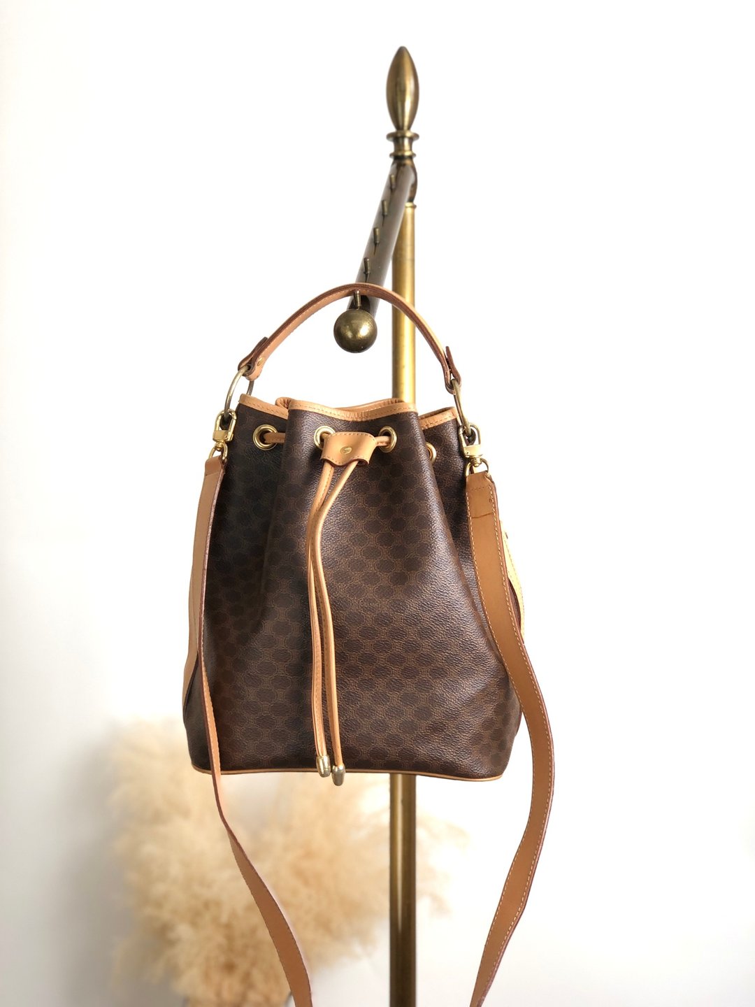 【日本直送 中古包】CELINE 经典马车 LOGO 侧肩包 咖啡色 PVC 皮革 两用 束口 包 vintage - 4wnnyy - 侧背包/斜挎包 - 防水材质 咖啡色