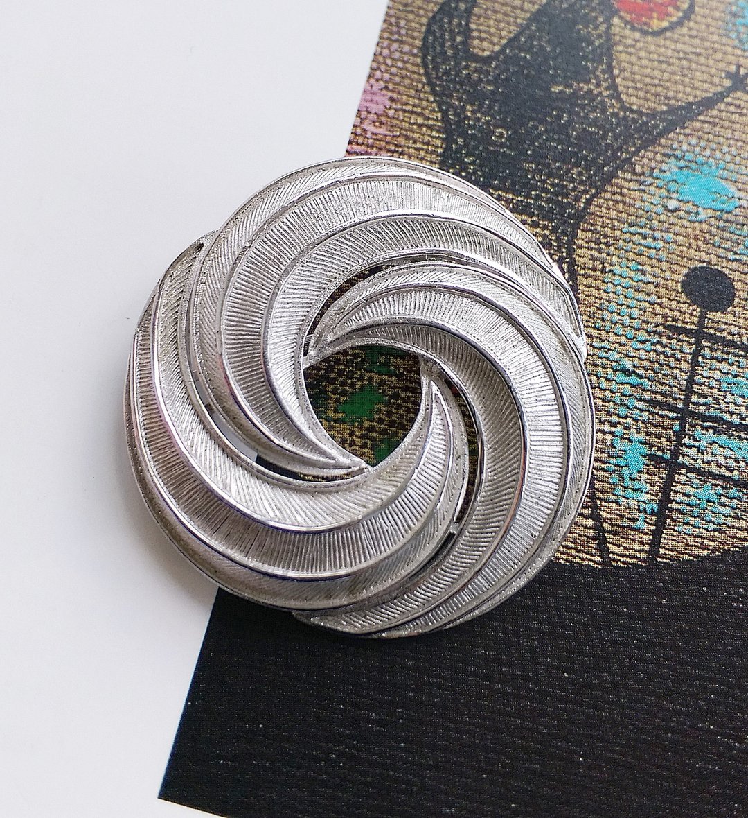 Vintage Jewelry 西洋古董饰品 TRIFARI 银色调 简单 旋风 别针 - 徽章/别针 - 其他金属 金色