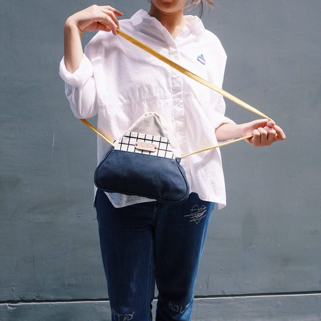 mini crossbody triangle bag small size grid pattern,white, grey,navy colour - 女款休闲鞋 - 其他材质 蓝色