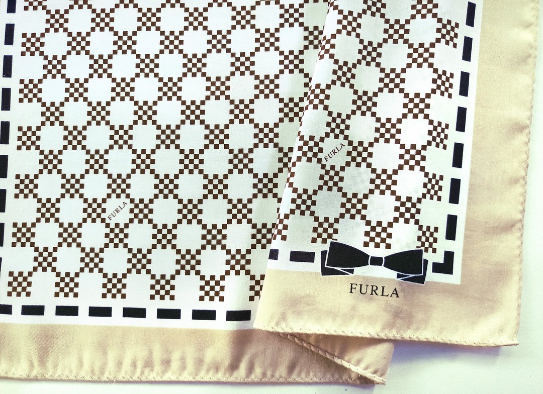 Furla 古董手帕 经典品牌字母格纹与蝴蝶结印花 (20 英寸) - 手帕/方巾 - 棉 卡其色