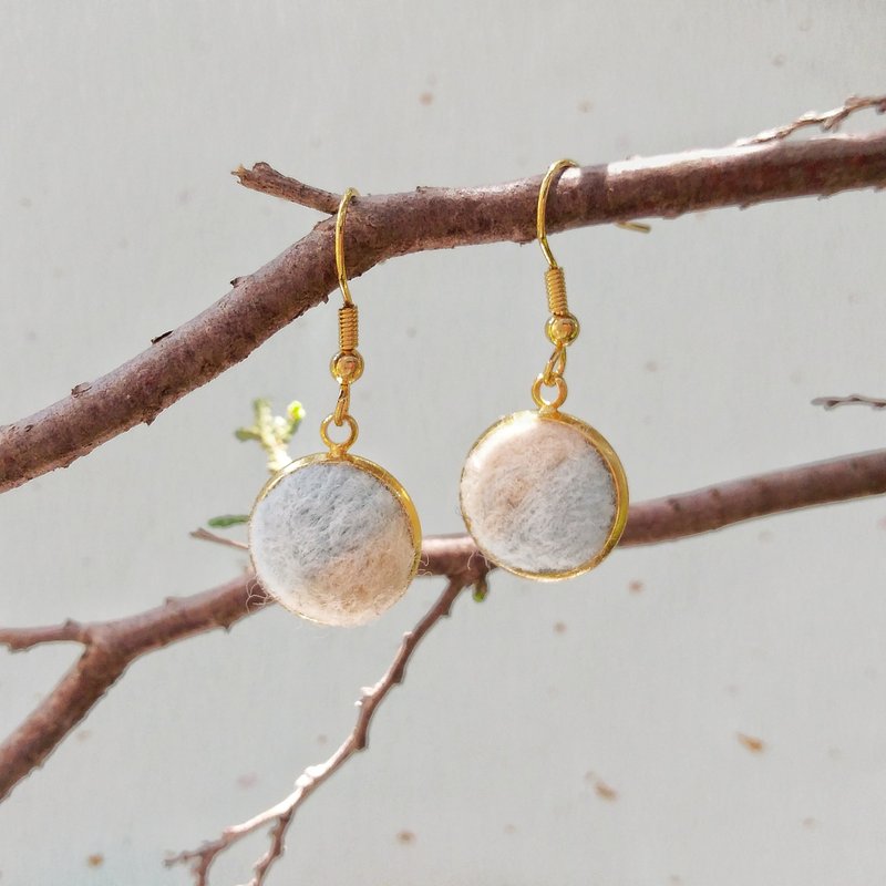 蓝天白云 手作羊毛毡耳环 可改耳夹 - 耳环/耳夹 - 羊毛 蓝色