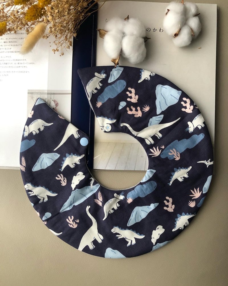 【360度甜甜圈围兜】太空山的小恐龙 韩国纯棉 手作围兜 - 围嘴/口水巾 - 棉．麻 蓝色