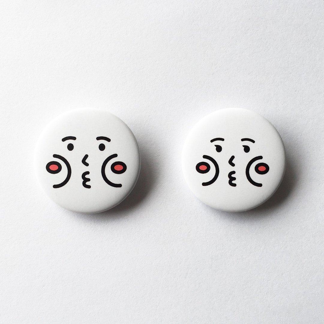 cheeky cheeky face pins 厚面子 厚面子 可爱 圆形徽章 / 别针 - 徽章/别针 - 塑料 白色