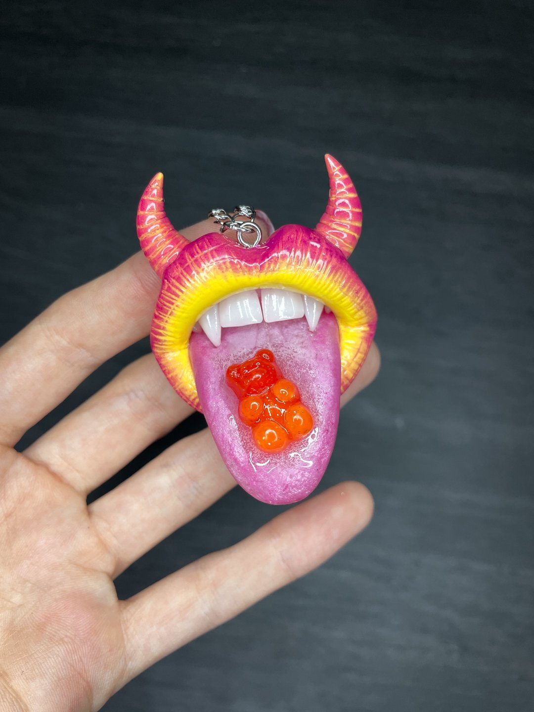 吊饰。粉色与黄色的诱人双唇，搭配一颗小熊软糖。 - 项链 - 粘土 