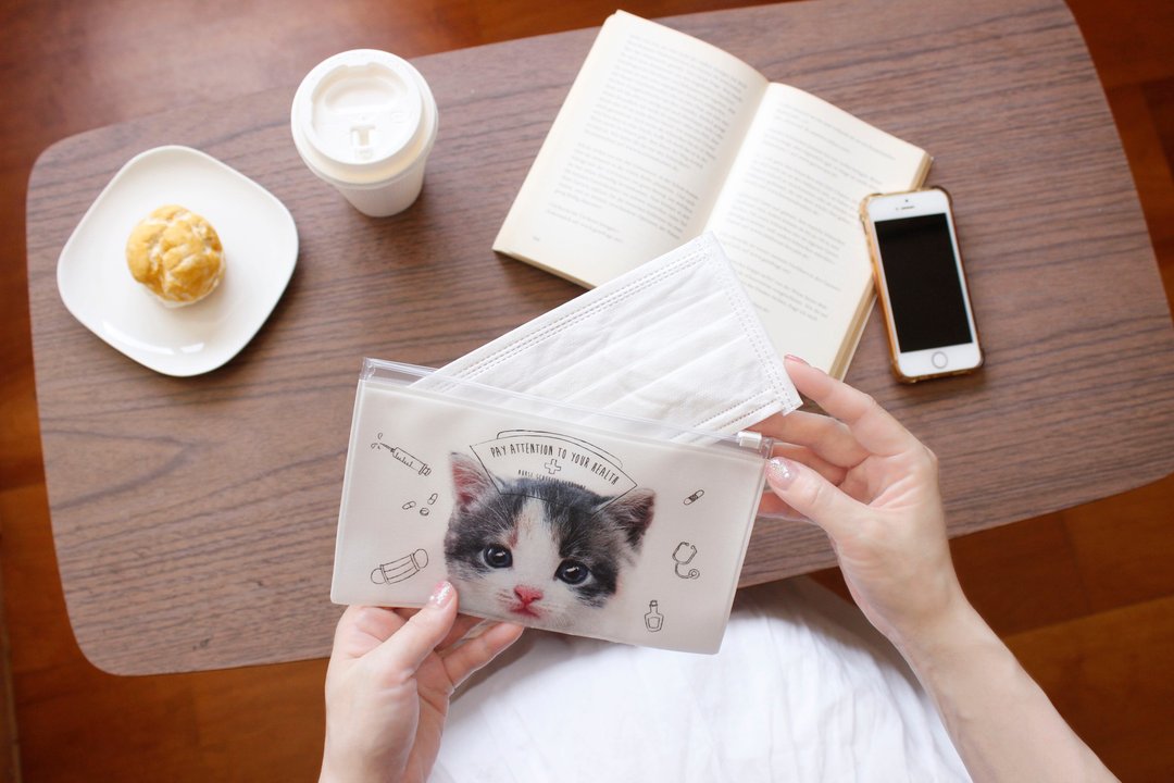 Antibacterial antibacterial mask case with ante partition Animal Print - 化妆包/杂物包 - 其他材质 白色