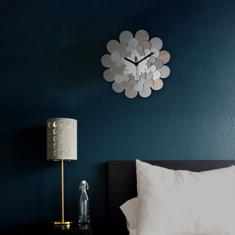 大丽花银色花卉挂钟 // 欧洲手工木材装饰 //  2种尺寸 - 墙贴/壁贴 - 木头 银色
