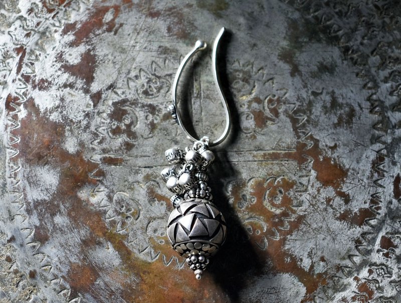 浑圆的旧阿富汗银饰与饱满的印度银铃，印度银耳骨夹 - 耳环/耳夹 - 其他金属 银色