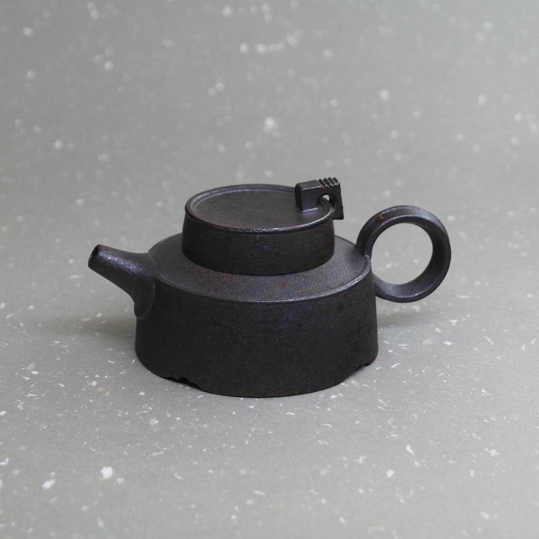 玄寂锈铁扁筒身正把茶壶 手作陶艺 茶道具 - 茶具/茶杯 - 陶 黑色