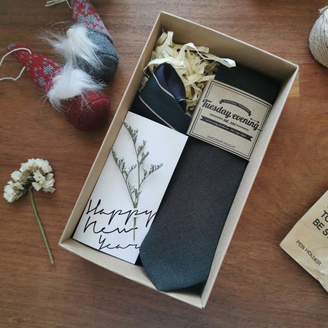 Gift Set - Dark Green Spendy Necktie with stripe pocket square - 领带/领带夹 - 棉 绿色
