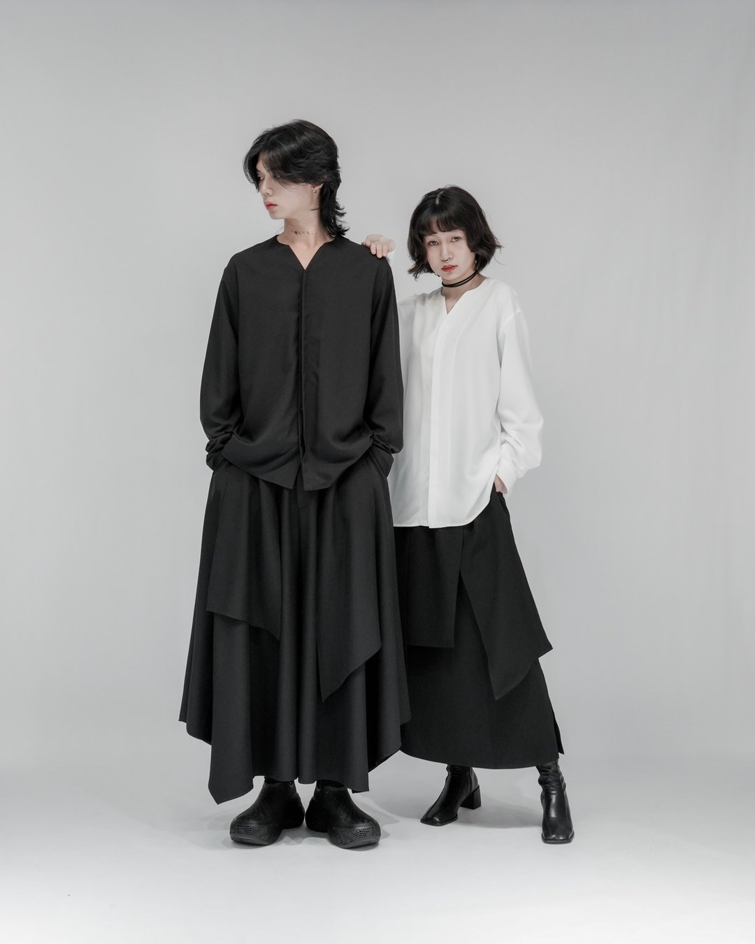 MUKK DESIGN V领隐藏扣长袖衬衫-黑 - 男装衬衫 - 聚酯纤维 黑色