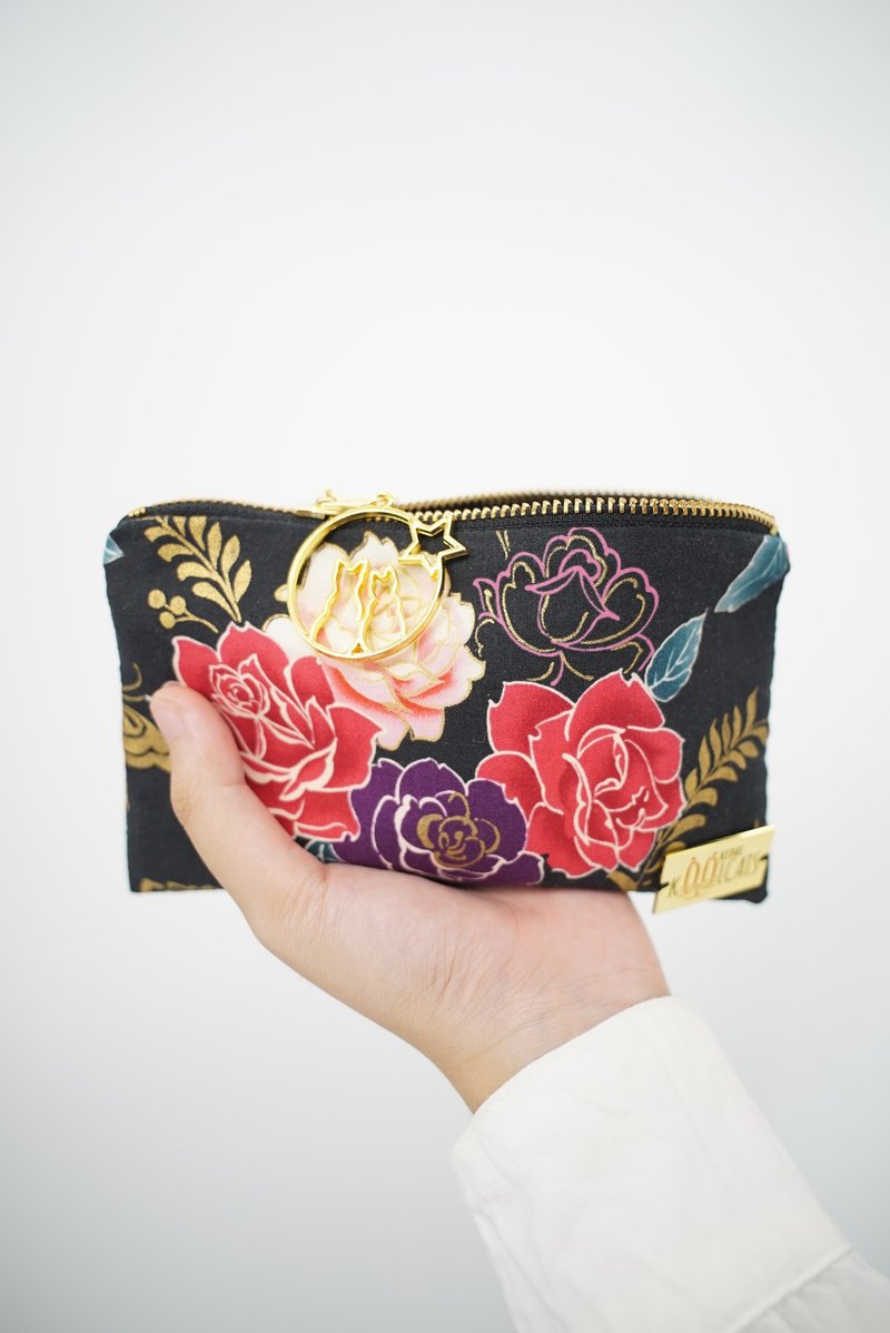 Zipper Pouch in Flowers on Black - 化妆包/杂物包 - 棉．麻 黑色