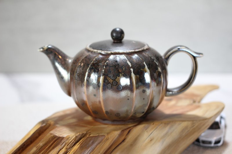 【送礼好物】240ml 柴烧茶壶 金属光 曲纹壶 名家叶敏祥作品 - 茶具/茶杯 - 瓷 