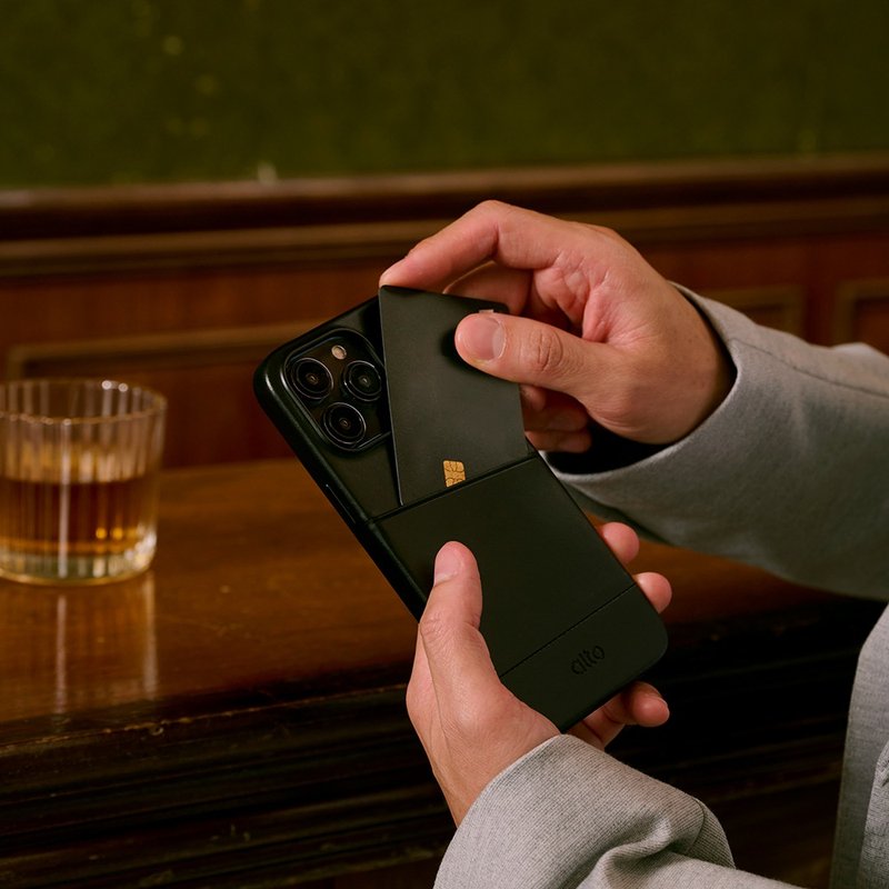 插卡防摔皮革手机壳 iPhone 15系列 — 渡鸦黑 - 手机壳/手机套 - 真皮 黑色