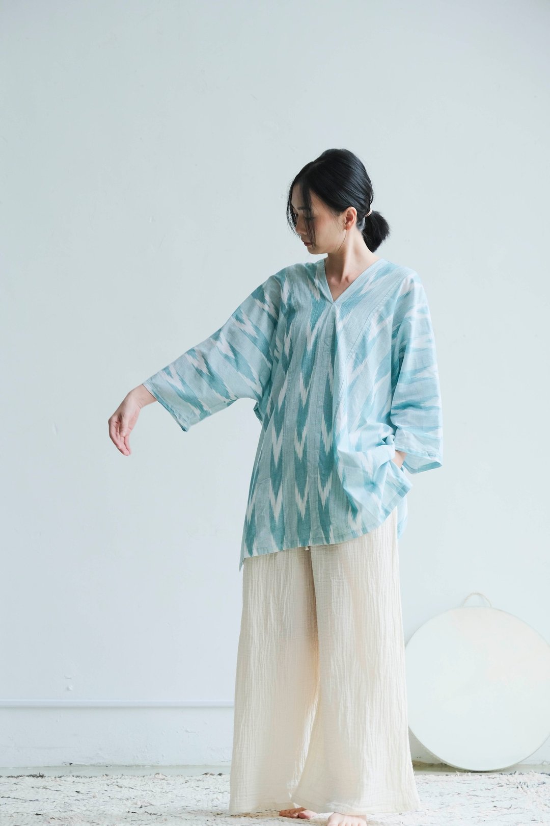 OMAKE V领压纹长袖上衣 / Ikat 川流 - 女装上衣 - 棉 蓝色
