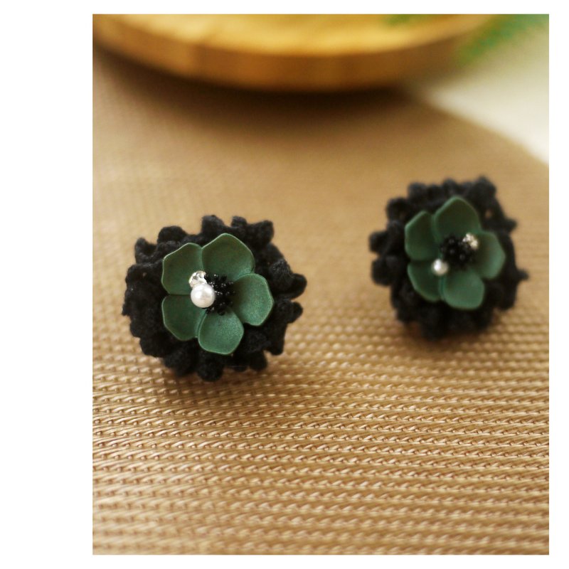 掌中花 | 不对称 | 穿式耳环 | 手工缝制 | pierced earrings - 耳环/耳夹 - 其他材质 多色
