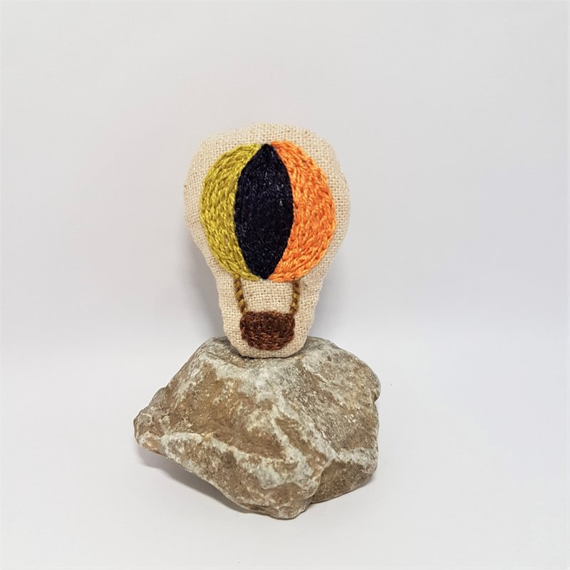 手工刺绣．热气球别针 - 胸针 - 棉．麻 