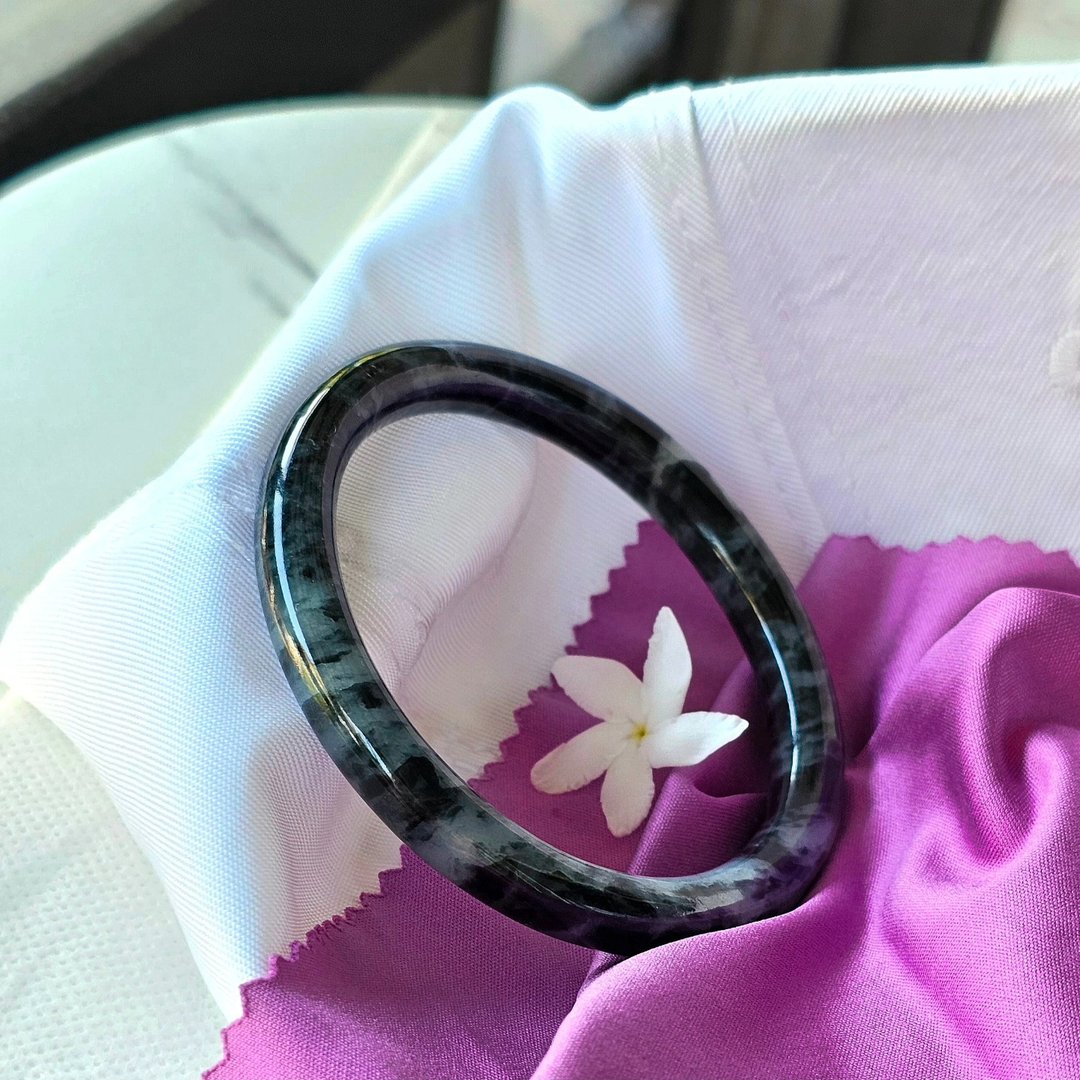 冰种翡翠手镯 浅绿带墨玉苔藓纹 A货天然翡翠 菸管镯 尺寸57.3mm - 手链/手环 - 石头 多色