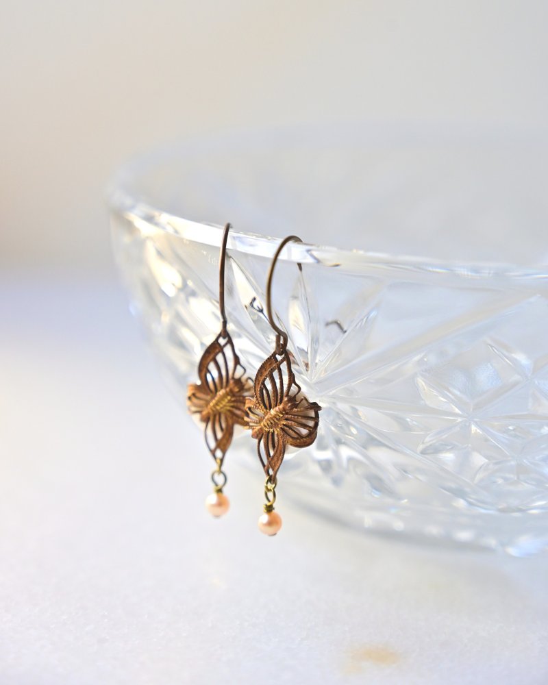 复古通花蝴蝶耳环~淡水钮扣珍珠~可转耳夹 - 耳环/耳夹 - 珍珠 金色