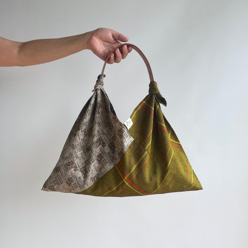 【独一无二】单层东袋 双色拼接 - 丝毛和服布料：赭色，带有红、橙、黄线条 & 混织和服布料：米色系几何图案 - 手提包/手提袋 - 羊毛 卡其色