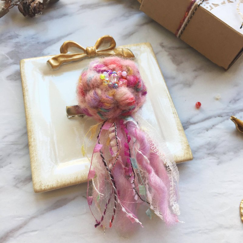 蜜桃粉 手工纺线水母别针/胸针 - 胸针 - 羊毛 粉红色