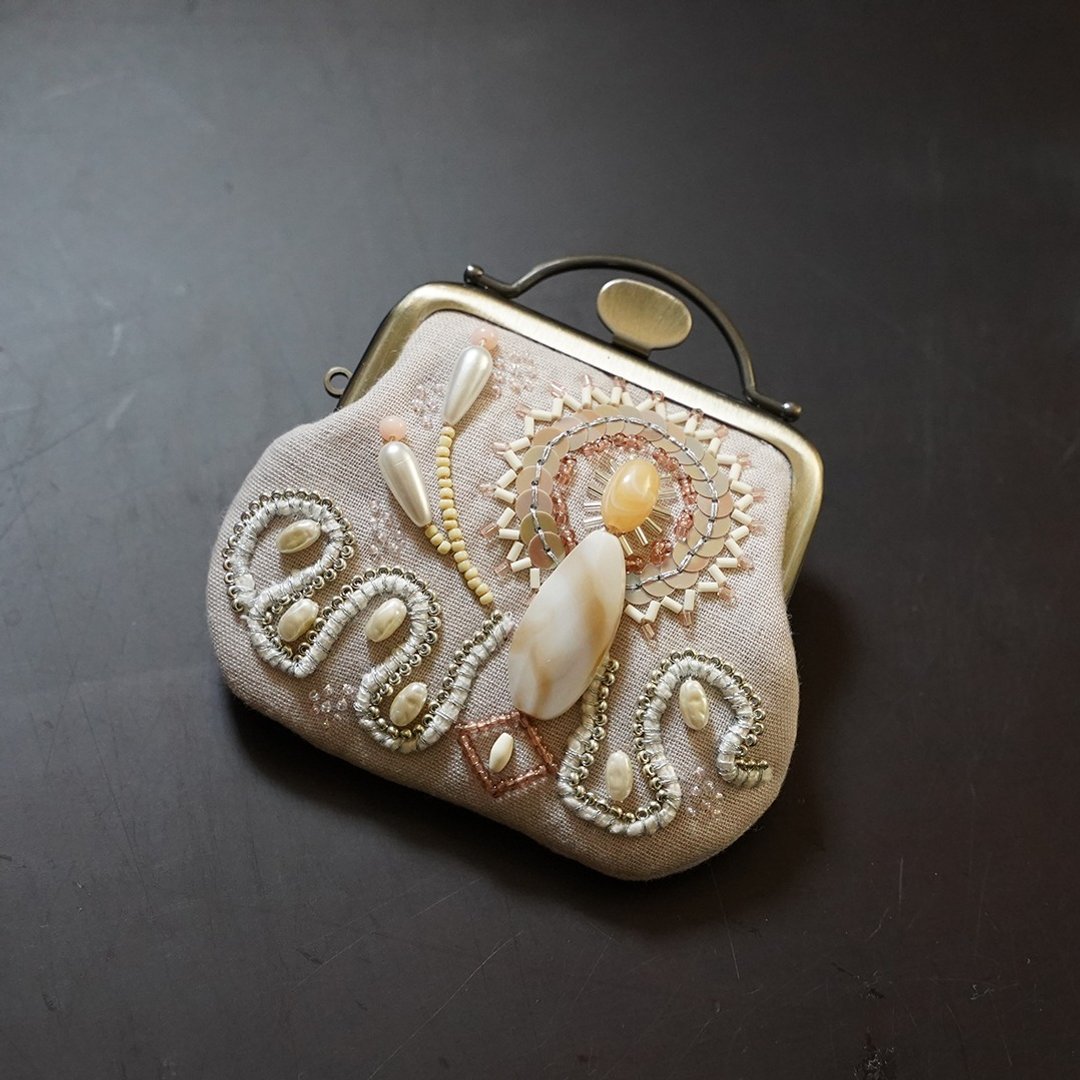 Gauze and bead embroidered small kiss lock bag type 2 - 零钱包 - 棉．麻 粉红色