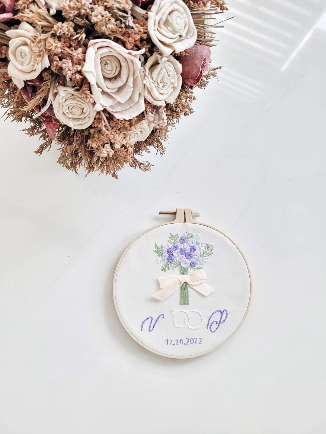 【定制】婚礼日期刺绣框 Wedding Hoop 结婚礼物 周年纪念日礼物 - 摆饰 - 绣线 白色