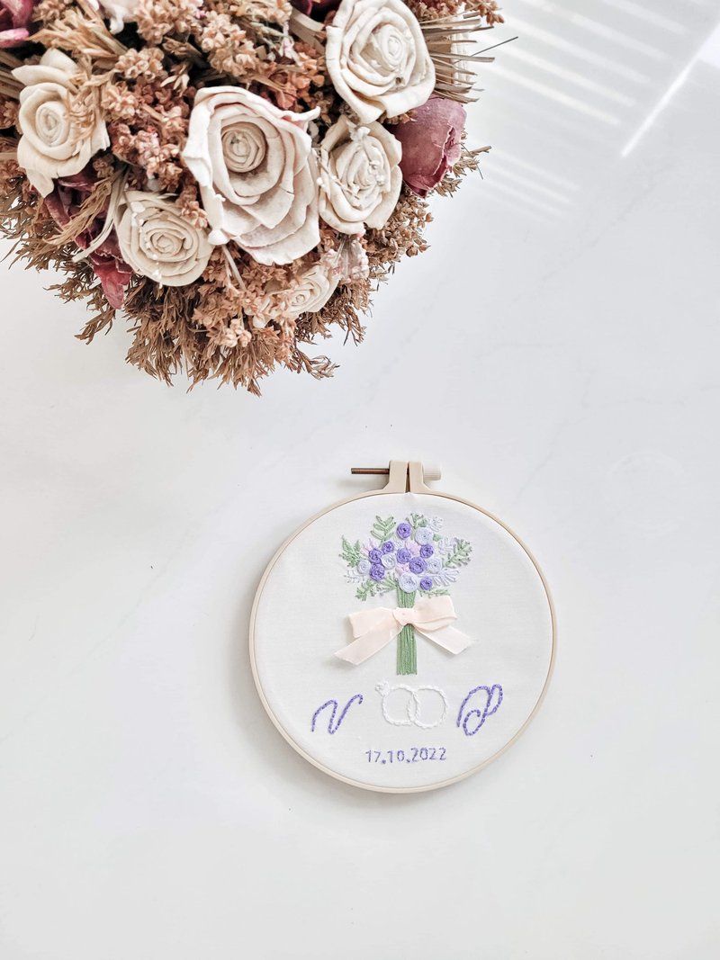 【定制】婚礼日期刺绣框 Wedding Hoop 结婚礼物 周年纪念日礼物 - 摆饰 - 绣线 白色