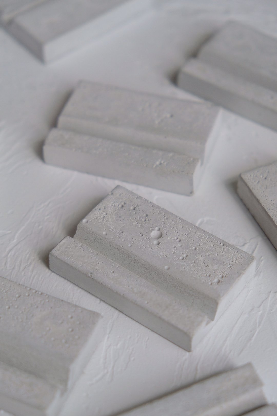 cottontail 玛瑙片 名牌 专用手制 水泥座 - 摆饰 - 水泥 灰色