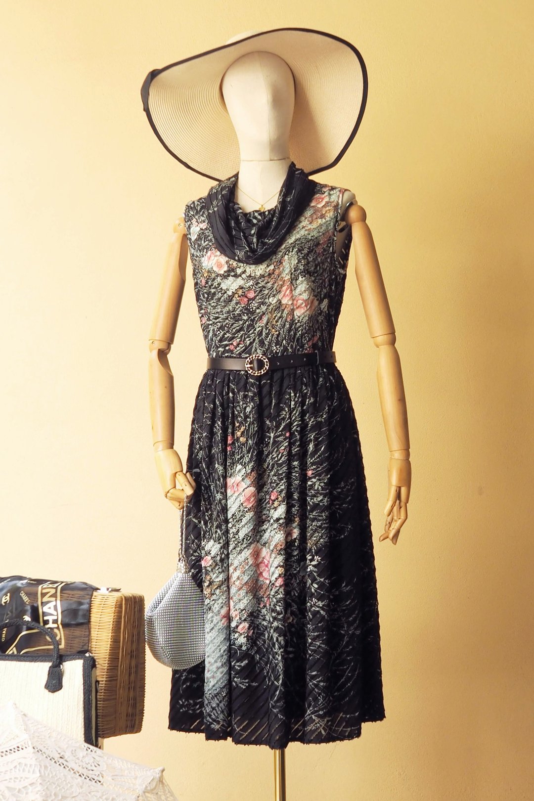 古著洋裝 | Size M/L very beautiful floral print on Black - 洋装/连衣裙 - 聚酯纤维 黑色