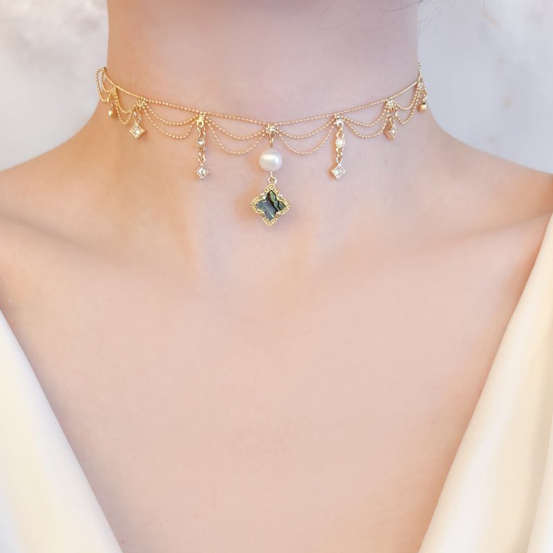 【圣诞限定系列】Queen of Holly / 淡水珍珠与贝壳坠饰颈链 SV685 - 颈链 - 其他金属 金色