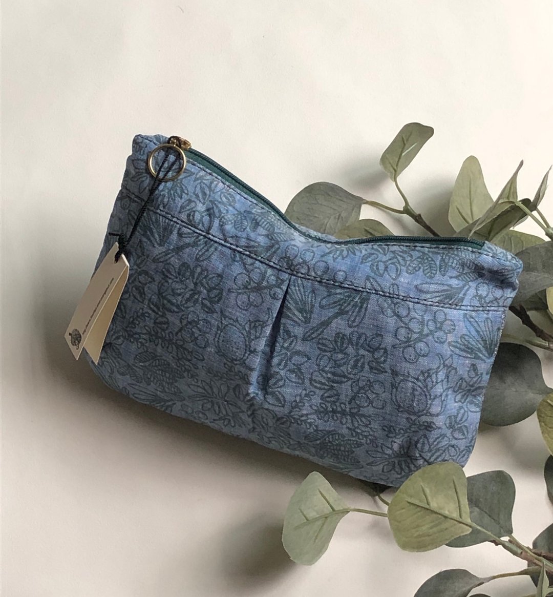 Printed Linen pouch sax color - 化妆包/杂物包 - 棉．麻 蓝色