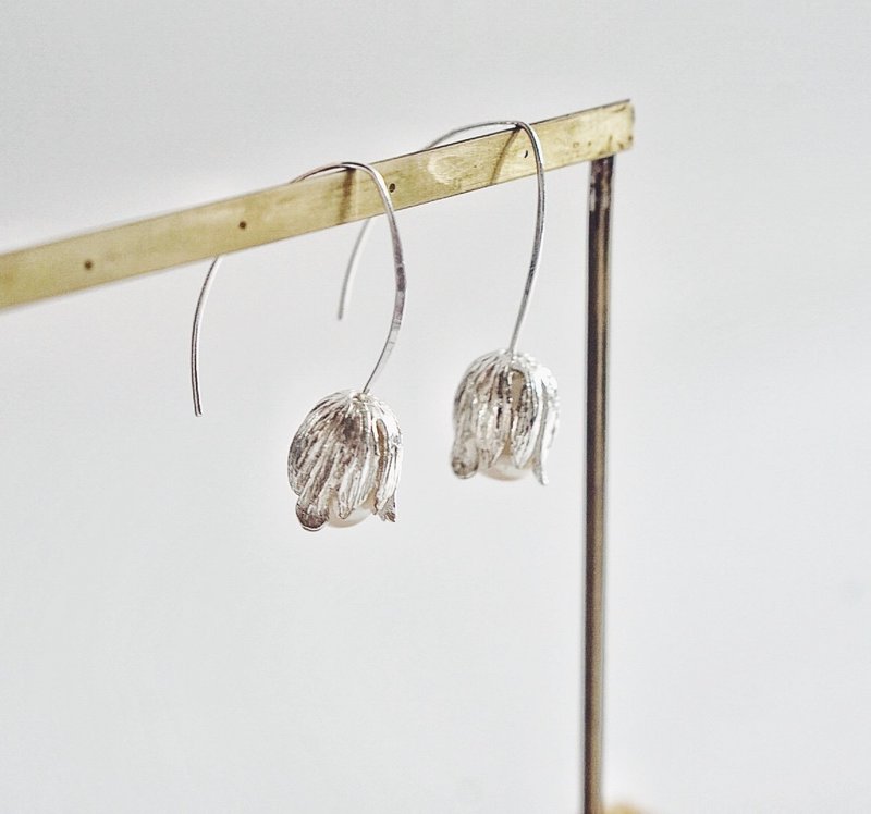 [郁金香の姿态] 郁金香珍珠纯银耳环 - 耳环/耳夹 - 其他金属 