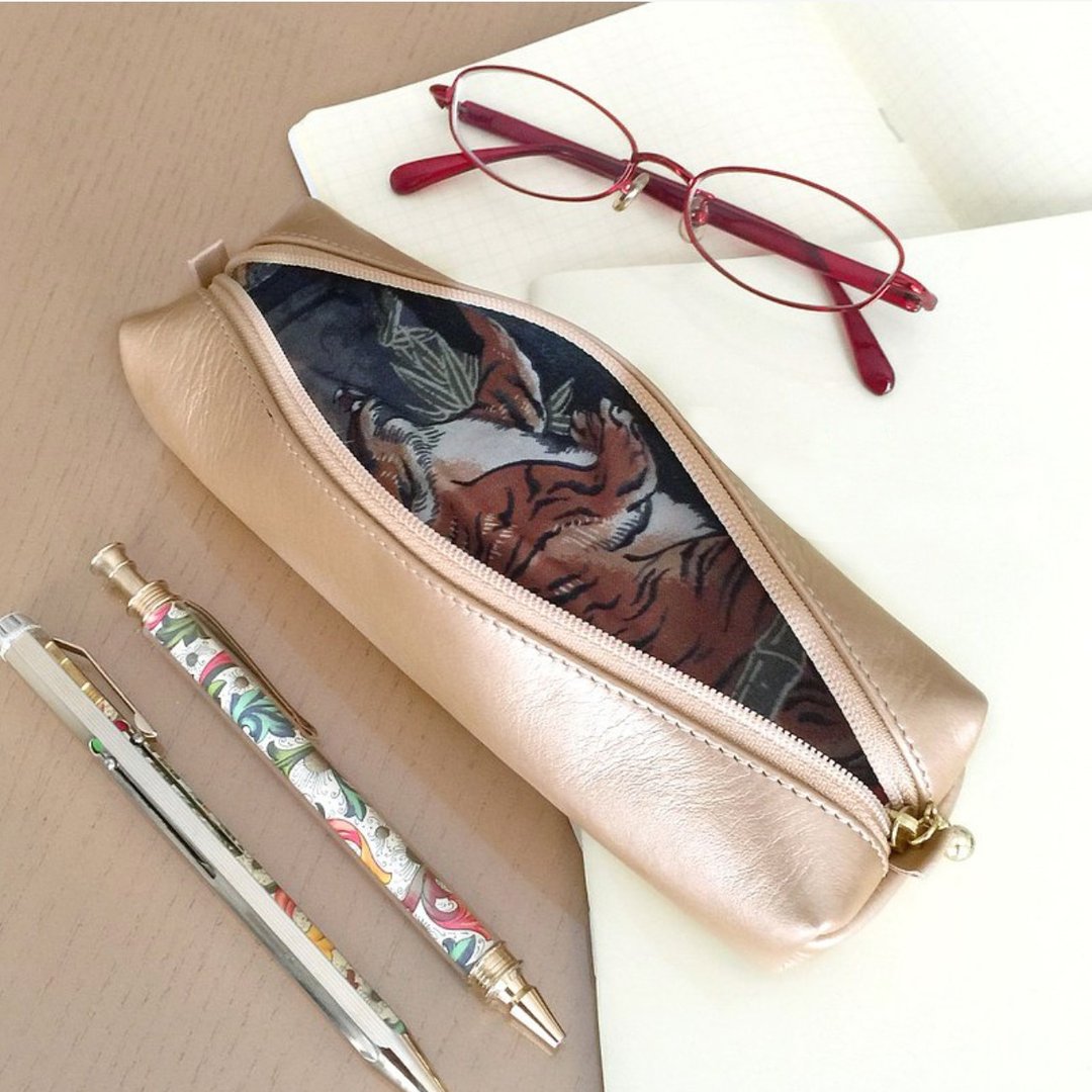 Leather pen case with Japanese Traditional pattern, Kimono - 铅笔盒/笔袋 - 真皮 金色