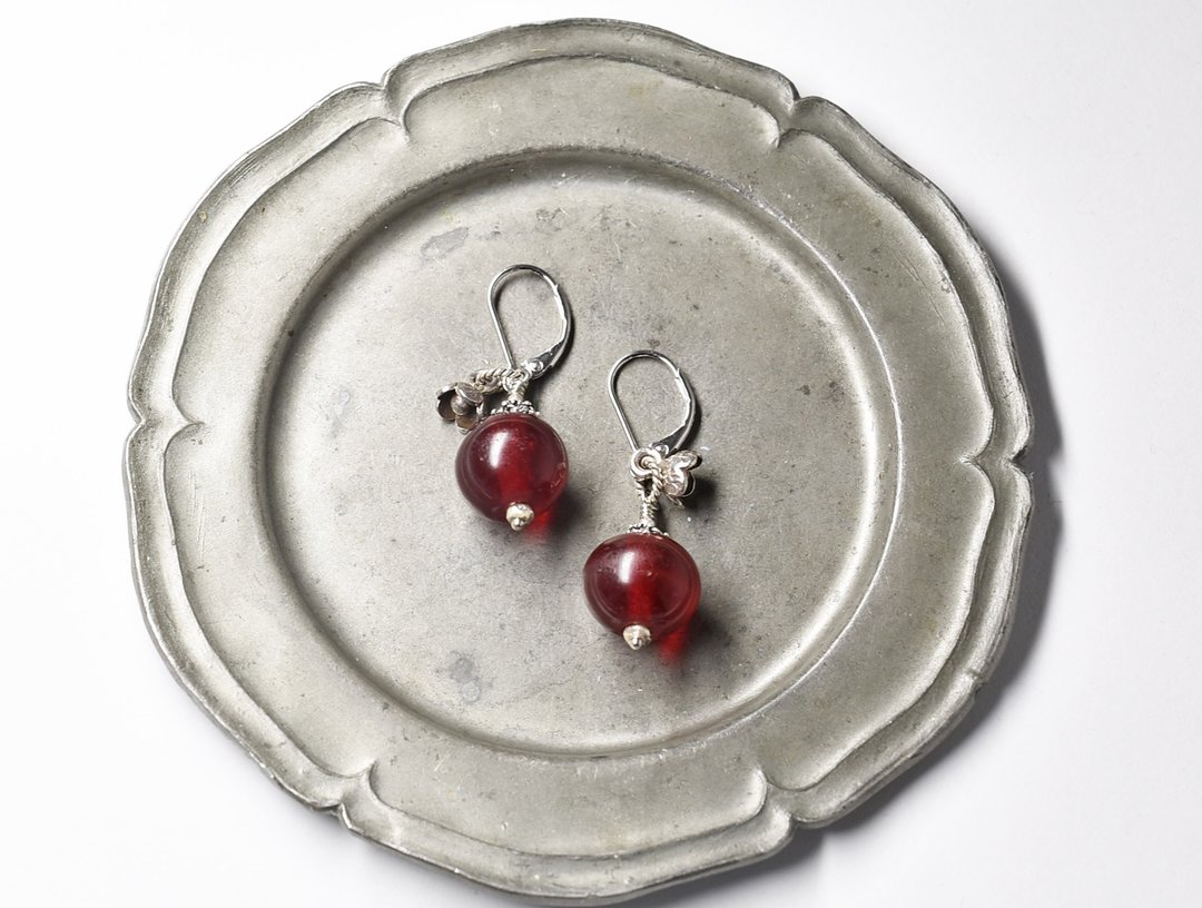 Chubby crimson bohemia beads and small Karen Silver flower earrings - 耳环/耳夹 - 玻璃 红色