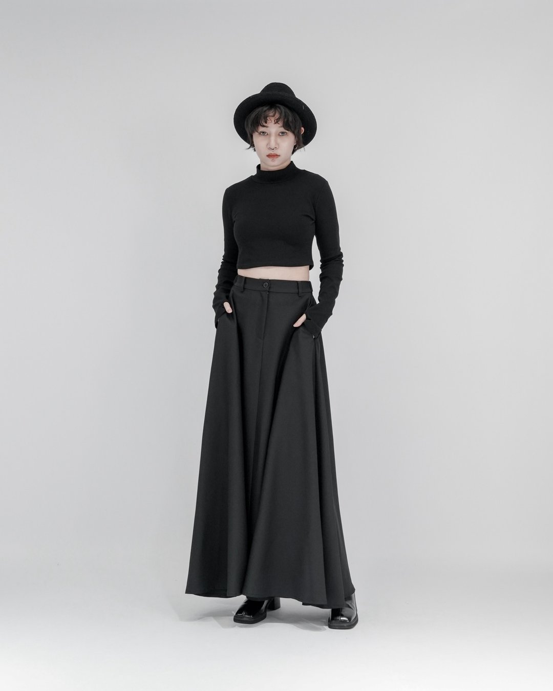 MUKK DESIGN 内刷绒亲肤短版内搭上衣 - 女装上衣 - 棉．麻 黑色